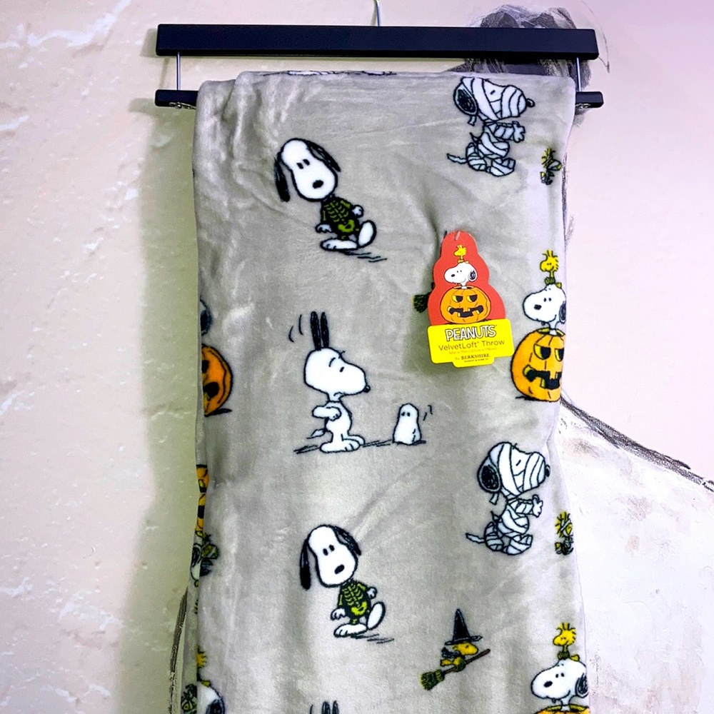 Snoopy peanuts Halloween throw blanket